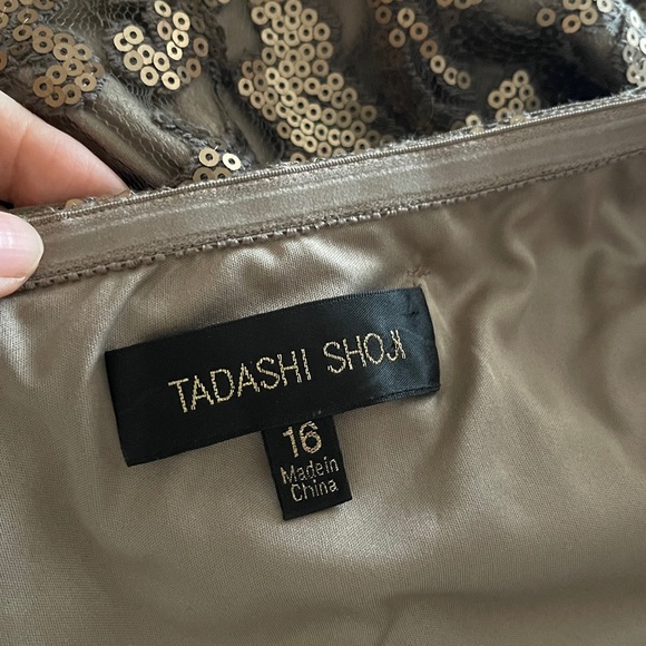 TADASHI SHOJI Elegant Gold Floral Gown - Picture 10 of 13